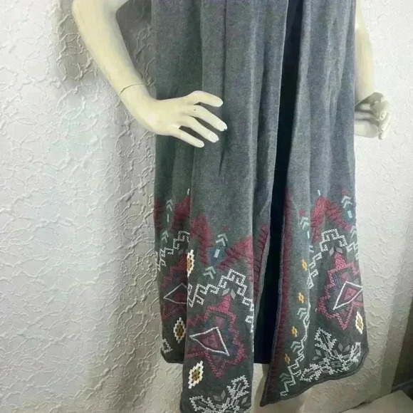 Johnny was Tisha Dark Gray Embroidered Sleeveless Cardigan - Picture 5 of 7